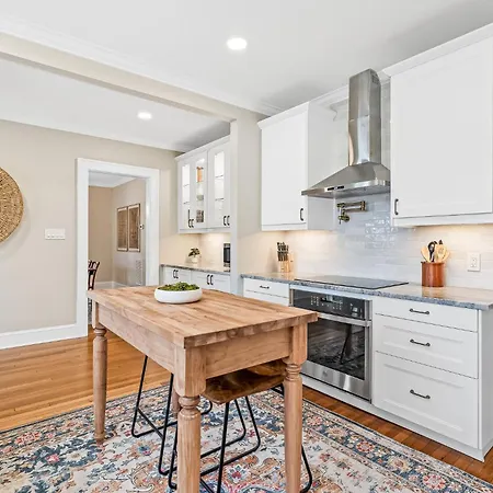 Luxurious Retreat In Historic Downtown Burlington Downstairs Only Vila